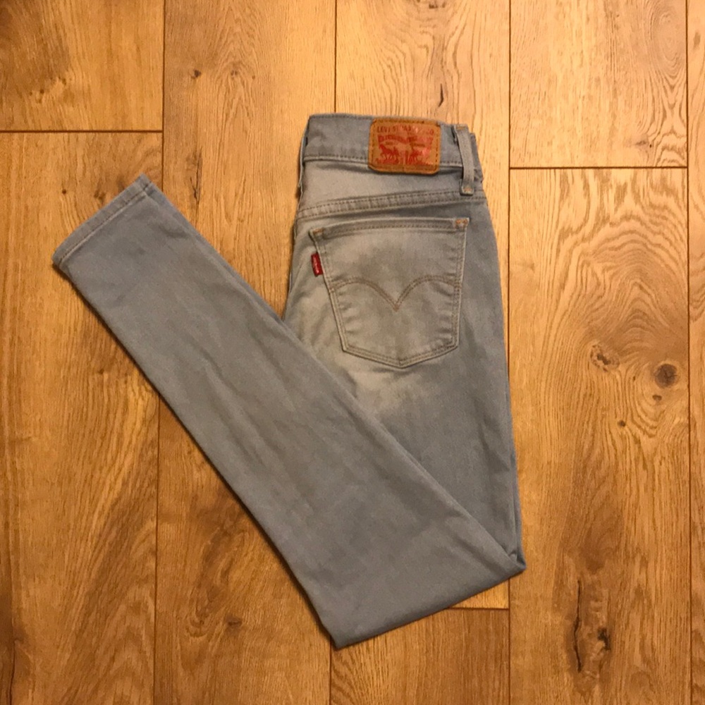 Light wash Levi jeans
